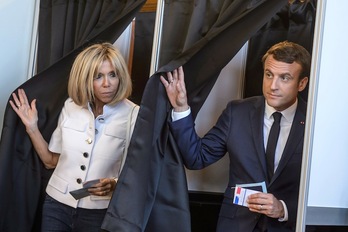 Macron, depositando su voto. (Christophe PETIT TESSON/AFP)