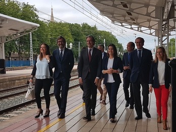El ministro De la Serna ha visitado la estación de Gasteiz junto a dirigentes del PP. (@AlfonsoAlonsoPP)