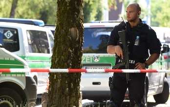 Un agente custodia el cordón policial montado alrededor de la estación de tren de Unterföhring. (Christof STACHE/AFP)