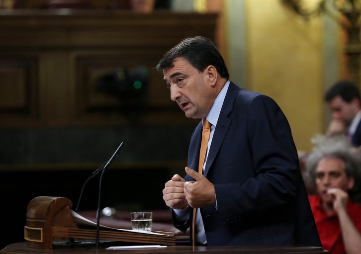 Aitor Esteban, portavoz del PNV, en el Pleno de hoy. (J.DANAE/ARGAZKI PRESS)