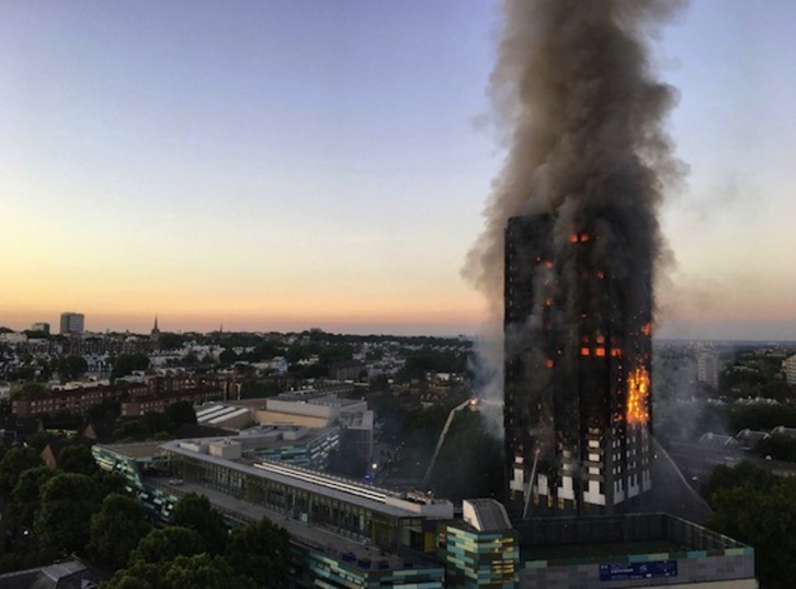 La Torre Grenfell, en la que se ha desatado el incendio, tiene 27 plantas. (Natalie OXFORD/AFP)