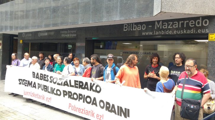 Protesta ante la oficina de Lanbide en Bilbo.
