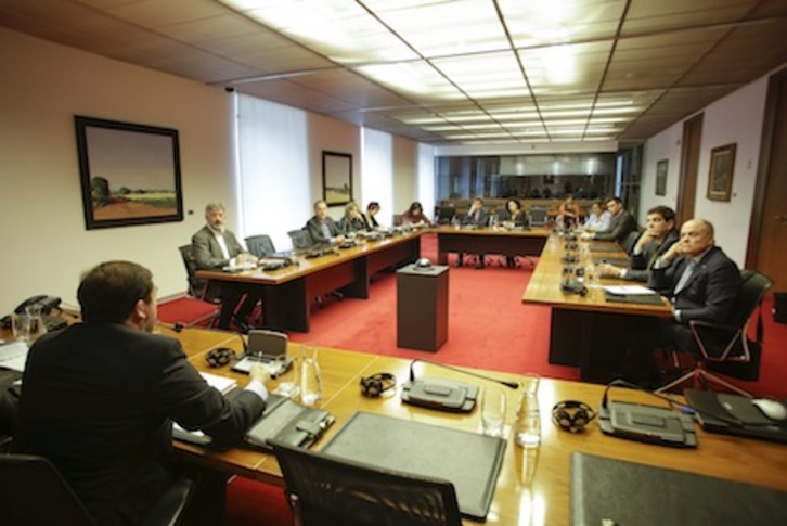 Imagen de la reunión mantenida por la comisión parlamentaria sobre la CAN. (PARLAMENTO DE NAFARROA)
