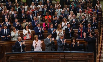 La bancada del PP aplaude a Mariano Rajoy en la sesión de ayer. (J. DANAE/ARGAZKI PRESS)