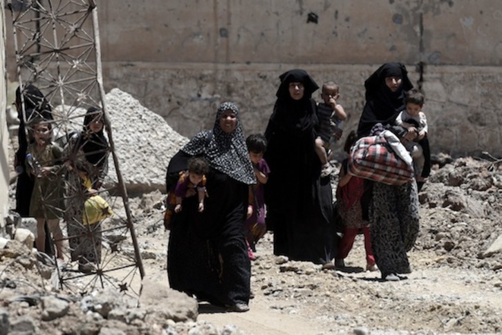 Mujeres que han tenido que dejar sus casas del distrito occidental de Al-Shifa, en Mosul. (Mohamed EL-SAHED/AFP)