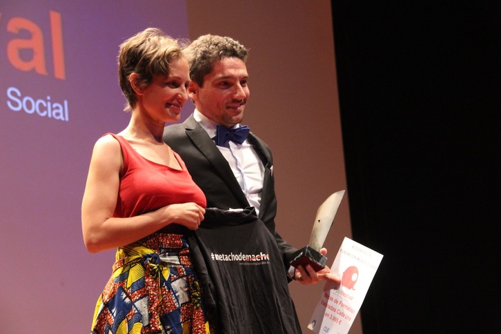 Responsables de la campaña #metachodemacho, recibiendo el premio en Barcelona. (GRUPO ACT)