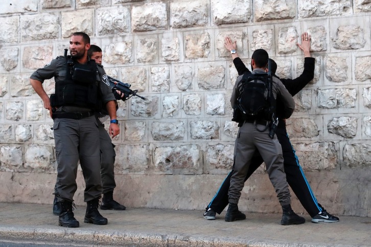 Agentes israelíes inmovilizan a un joven palestino en las inmediaciones de la Puerta de Damasco de Jerusalén. (Thomas COEX/ARGAZKI PRESS)