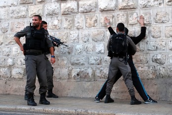 Agentes israelíes inmovilizan a un joven palestino en las inmediaciones de la Puerta de Damasco de Jerusalén. (Thomas COEX/ARGAZKI PRESS)