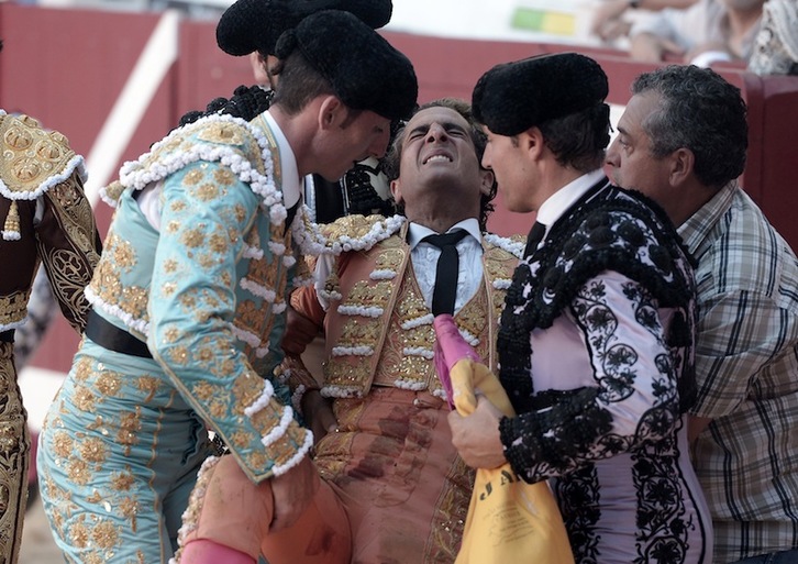 Iván Fandiño, tras ser corneado en la plaza landesa de Aira. (Gaizka IROZ/AFP)