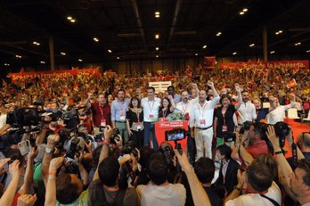 Pedro Sánchez, arropado por su nuevo equipo. (@sanchezcastejon)