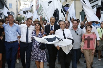 El diputado Michel Castellani celebra su victoria con el presidente del Ejutivo corso, Gilles Simeoni, y con el presidente de la Asamblea territorial, Jean Guy Talamoni, entre otros. (Pascal POCHARD-CASABIANCA/AFP)