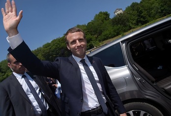 Macron saluda este domingo a sus seguidores. (Bertrand GUAY/AFP)