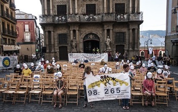 Performance con la que Iruña Ciudad de Acogida ha denunciado la situación de los refugiados.