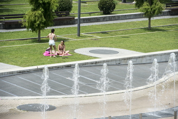 Algunos tuvieron que recurrir a las fuentes de los parques para refrescarse. (Monika DEL VALLE / ARGAZKI PRESS)