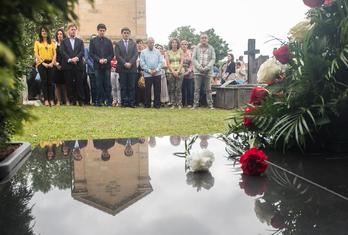 Ordezkari instituzional eta senideek omendu dute Lauaxeta. (ARGAZKI PRESS)