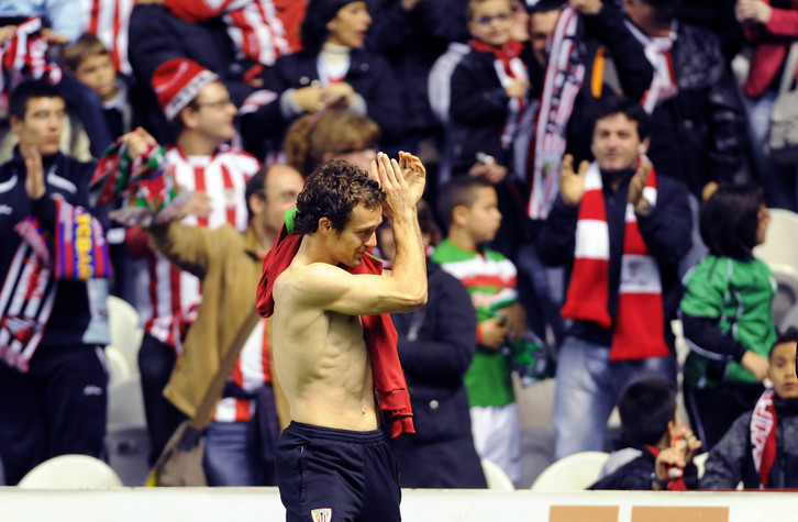 Koikili en el último partido de la temporada 2011/12 en San Mamés. Aunque estuvo en el banquillo, el lateral de Otxandio no pudo despedirse de la afición jugando. (Jon HERNAEZ / ARGAZKI PRESS)