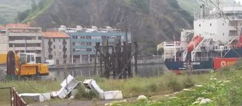 Vertido de lectrodomésticos en Barakaldo, en el paseo por la ría en Lutxana.