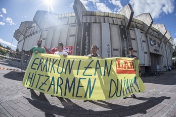 LABek Anoetako estadioaren obren aurrean egindako elkarretaratzea. (Jon URBE/ARGAZKI PRESS))