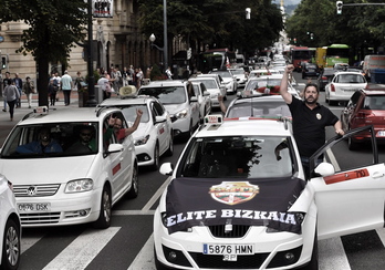 Caravana de taxis por el centro de Bilbo. (ARGAZKI PRESS)