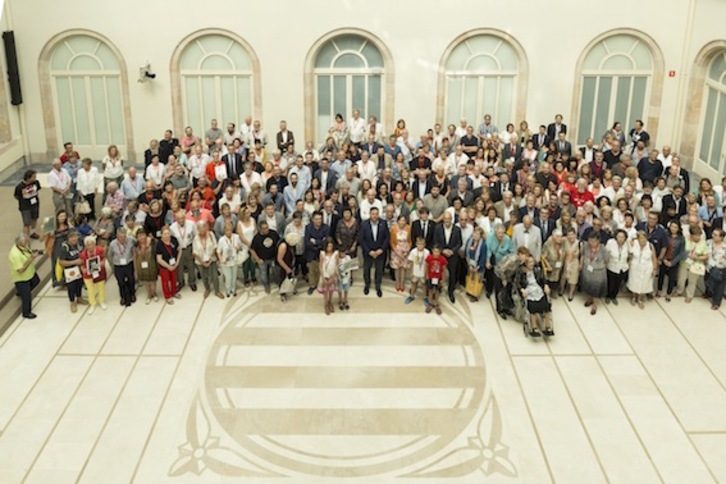 Los diputados, representantes de entidades y familiares de víctimas se han fotografiado tras el importante paso del Parlament. (Job VERMEULEN/PARLAMENT)