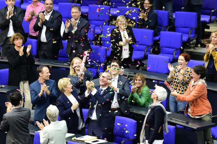 Parlamentarios partidarios del matrimonio celebran el resultado de la votación. (Tobias SCHWARZ / AFP)