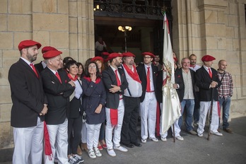 Alardeari harrera, Udaletxeko arkupeetan. (Juan Carlos RUIZ/ARGAZKI PRESS)