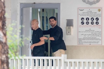 El ex primer ministro Olmert, a su salida de prisión. (Jack GUEZ/AFP)