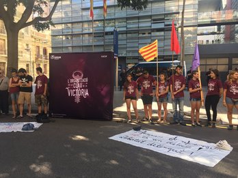 Concentración ante la Comisaría de Les Corts. (@aramateix)