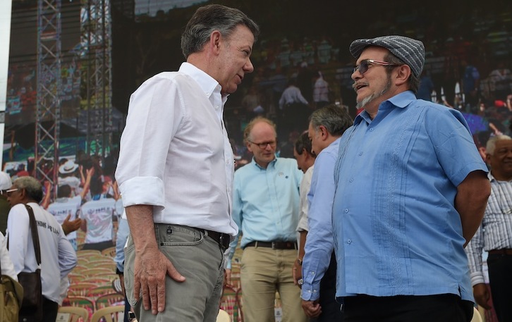 Juan Manuel Santos y Rodrigo Londoño ‘Timochenko’, el pasado 27 de junio en el acto que oficializó el desarme de las FARC. (Raúl ARBOLEDA/AFP) 