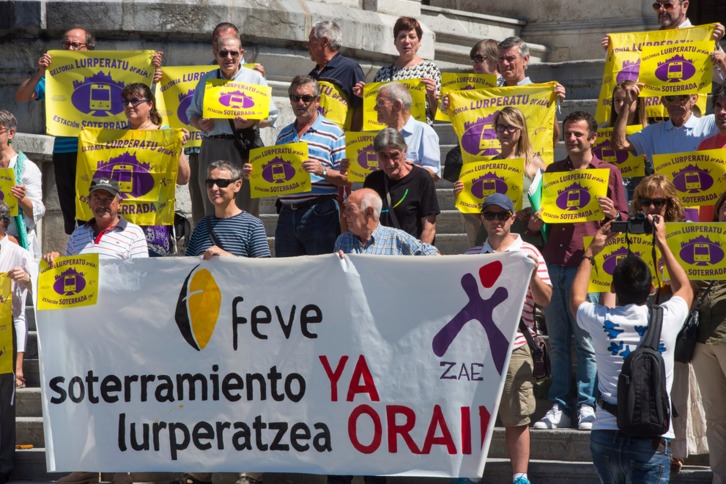 Concentración realizada por los vecinos de Zorrotza ante el Ayuntamiento. (Monika DEL VALLE / ARGAZKI PRESS))