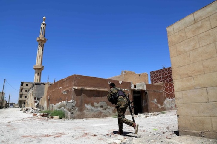 Un miliciano de las FDS, en el distrito de Al-Dariya, en Raqqa. (Delil SOULEIMAN/AFP)