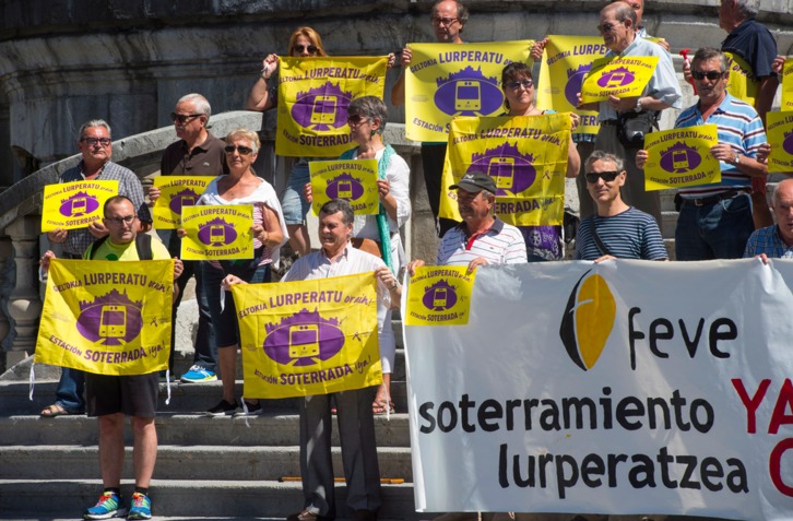 Concentración realizada por los vecinos de Zorrotza ante el Ayuntamiento. (Monika DEL VALLE / ARGAZKI PRESS))