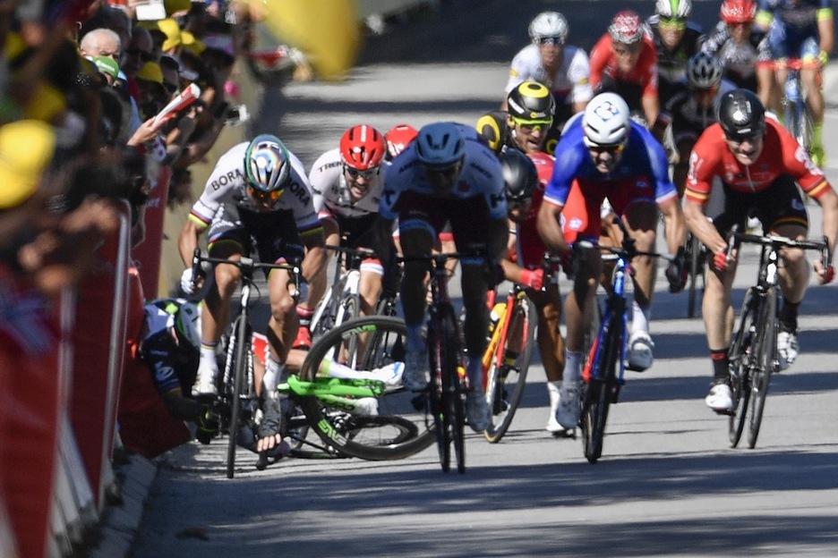La caída de Cavendish y John Degenkolb se produjo en el esprint final. (Jeff PACHOUD/AFP)