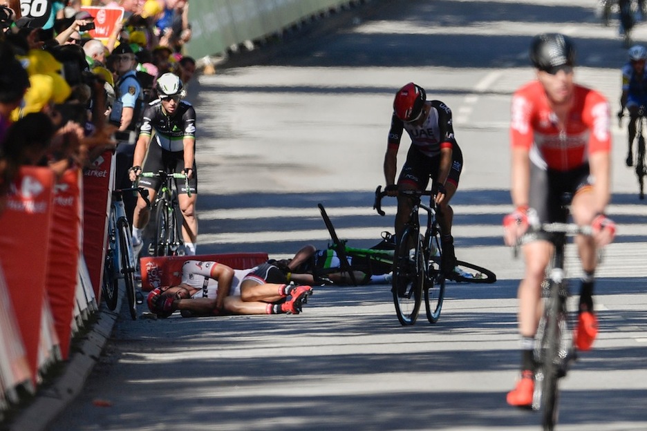 Degenkolb y Cavendish, en el suelo. (Jeff PACHOUD/AFP)