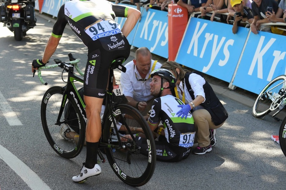 Mark Cavendish es atendido tras la caída. (Stephane MANTEY/AFP)