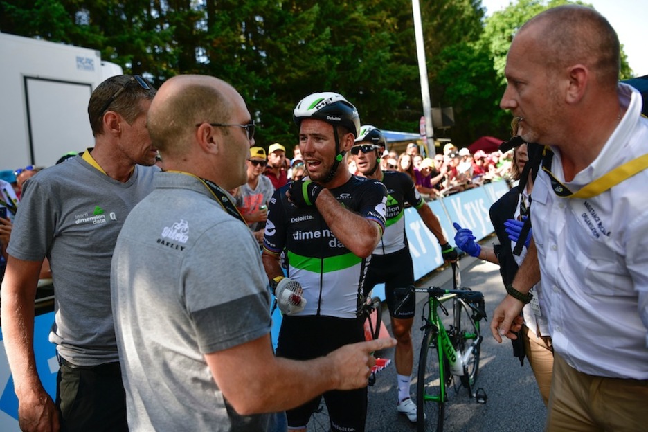 Cavendish tuvo que abandonar el Tour por las heridas sufridas. (Stephane MANTEY/AFP)