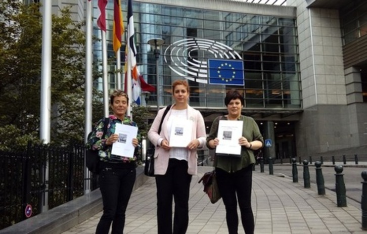 Familiares de los jóvenes de Altsasu y la abogada Jaione Karrera, en el exterior del Parlamento Europeo. (@Altsasugurasoak)