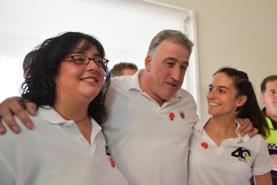 El alcalde de Iruñea, Joseba Asiron, junto a Paula Remírez y María Calado, las voluntarias de la DYA que han lanzado el cohete. (Idoia ZABALETA/ARGAZKI PRESS)