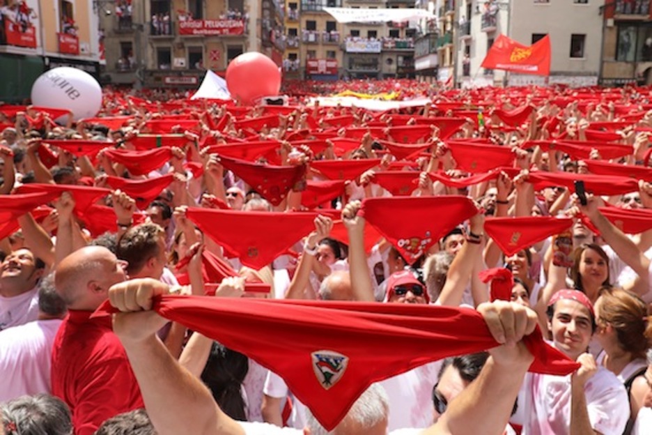 Los pañuelos rojos en alto, antes de estallar el cohete. (César MANSO/AFP)