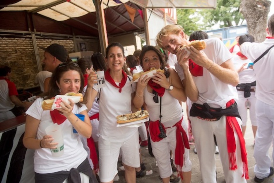 Un grupo de amigos almuerza unos bocadillos en la plaza de la O. (Iñigo URIZ/ARGAZKI PRESS)