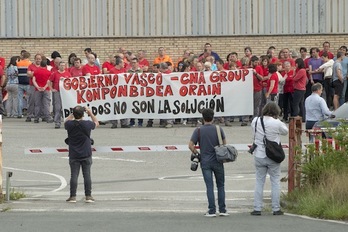 Concentración frente a la planta de Arrasate. (Monika DEL VALLE/ARGAZKI PRESS)