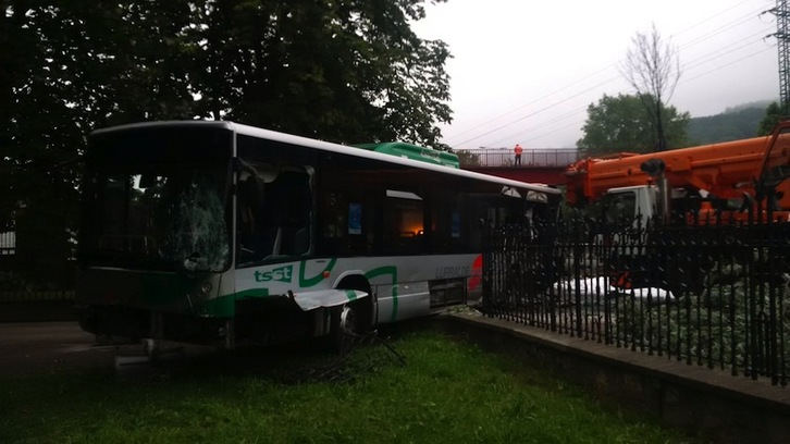 Estado en que quedó el autobús tras ser embestido por un camión en la parada de Irura. (@112_SOSDeiak)