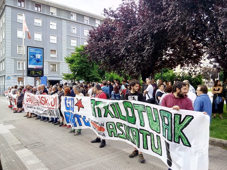 Movilización en San Inazio para reclamar la puesta en libertad de David Rincón. (@komiteak)