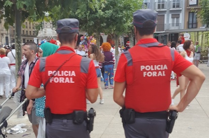 Agentes de Seguridad Ciudadana de Iruñea patrullando por la plaza del Castillo en sanfermines. (GOBIERNO DE NAFARROA)