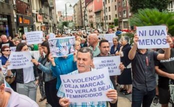 Concentración realizada por los vecinos de Zorrotza en denuncia de la agresión machista. (Monika DEL VALLE / ARGAZKI PRESS))