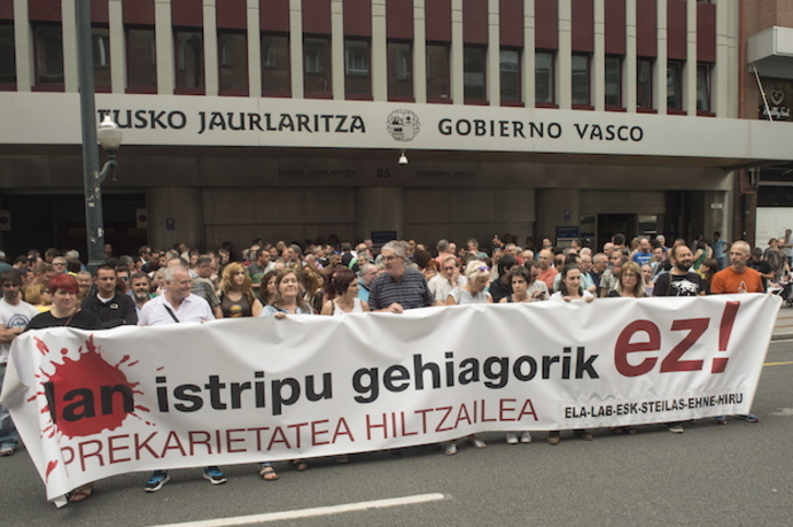 Concentración sindical ante la sede del Gobierno de Lakua en Bilbo. (Monika DEL VALLE / ARGAZKI PRESS)