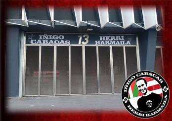 Los distintivos de Iñigo Cabacas Herri Harmaila han sido retirados de la puerta 13 de San Mamés. (@indautxutik)
