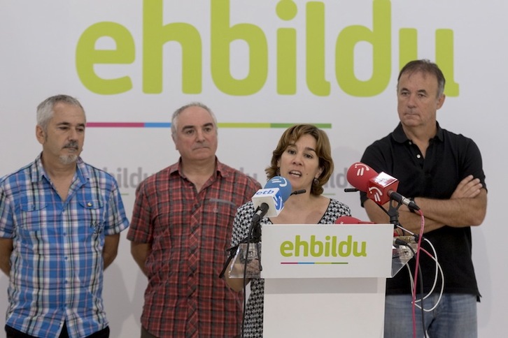 Leire Pinedo ha presentado la propuesta de EH Bildu junto a los junteros Josu Imanol Unanue, Xabier Olano y Kike Fernández de Pinedo. (Juanan RUIZ/ARGAZKI PRESS)