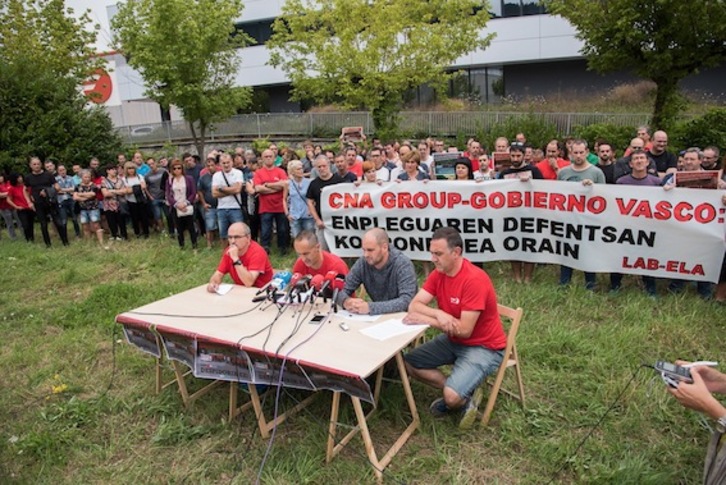 Las plantillas de Edesa Industrial y de Geyser han comparecido ante la planta de Garagartza, en Arrasate. (Andoni CANELLADA/ARGAZKI PRESS)