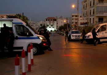 La Policía tiene acordonada la zona. (Khalil MAZRAAWI/AFP)